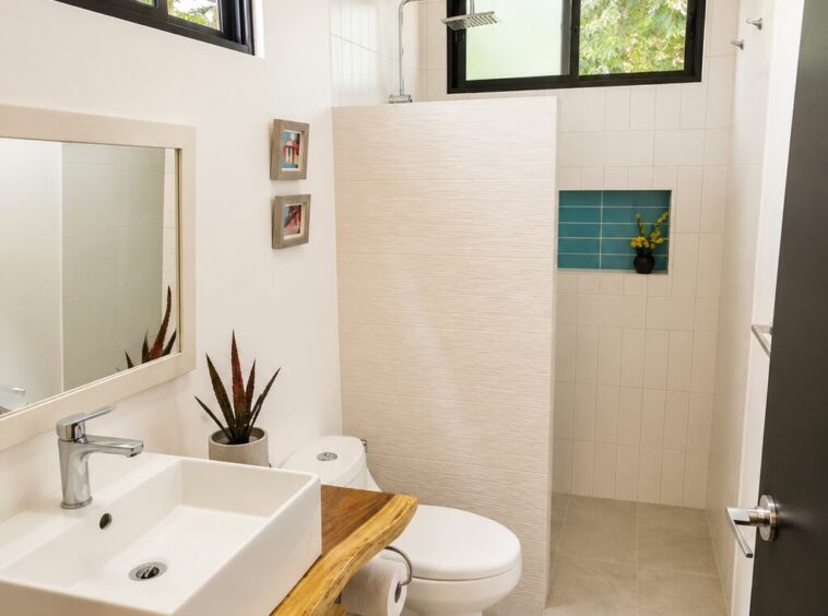 Ocean River View Villa – guest bathroom – Tárcoles, Costa Rica